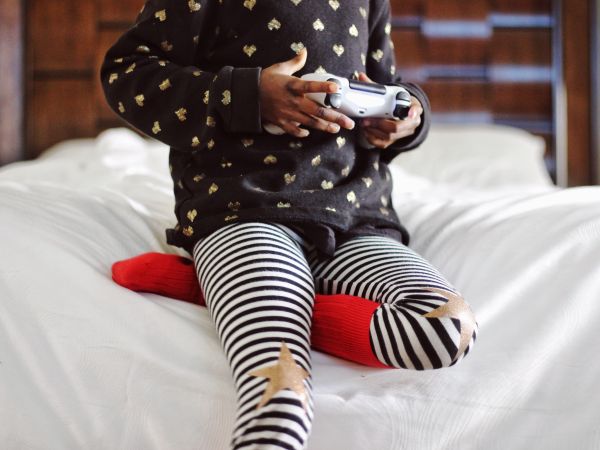 bambina con videogioco