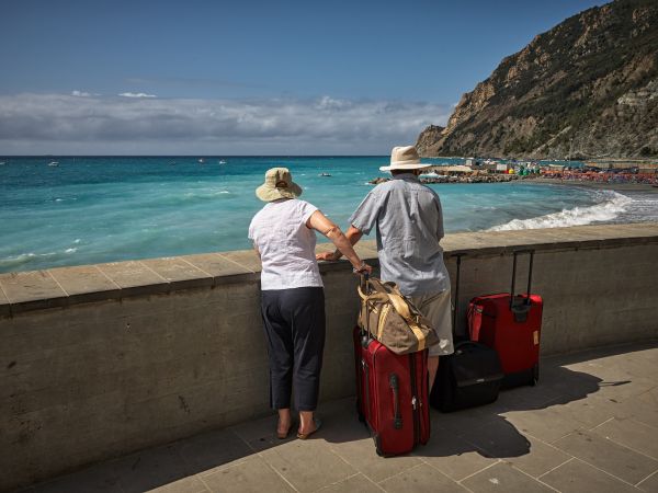 coppia anziani in viaggio al mare
